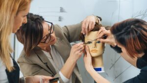 10 cursos gratuitos de beleza que vão te ajudar a empreender em 2025