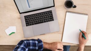 Bolsas de estudo ou curso gratuito: descubra qual vale mais a pena em 2025