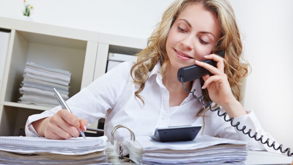 Cursos gratuitos de secretariado: 7 opções com certificado para 2025