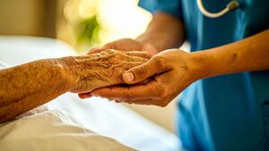 Cursos gratuitos para cuidadores 2025: 7 opções com certificado que abrem portas no mercado