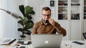 Como profissionais iniciantes podem trabalhar nas sombras e ganhar apresentando resultados para quem não tem tempo