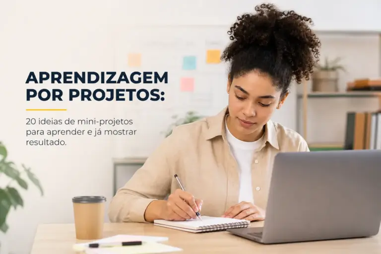 Mulher com cabelo cacheado escreve sobre educação financeira