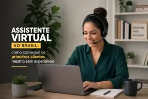Mulher sorridente com headset na frente do laptop